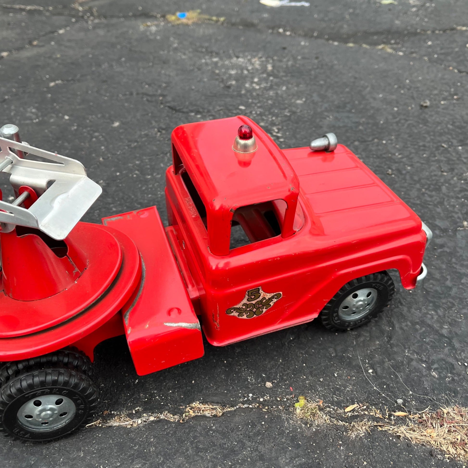 Vintage 1950s Tonka Aerial Ladder Hydraulic Fire Truck # 5 TFD Pressed Steel Toy