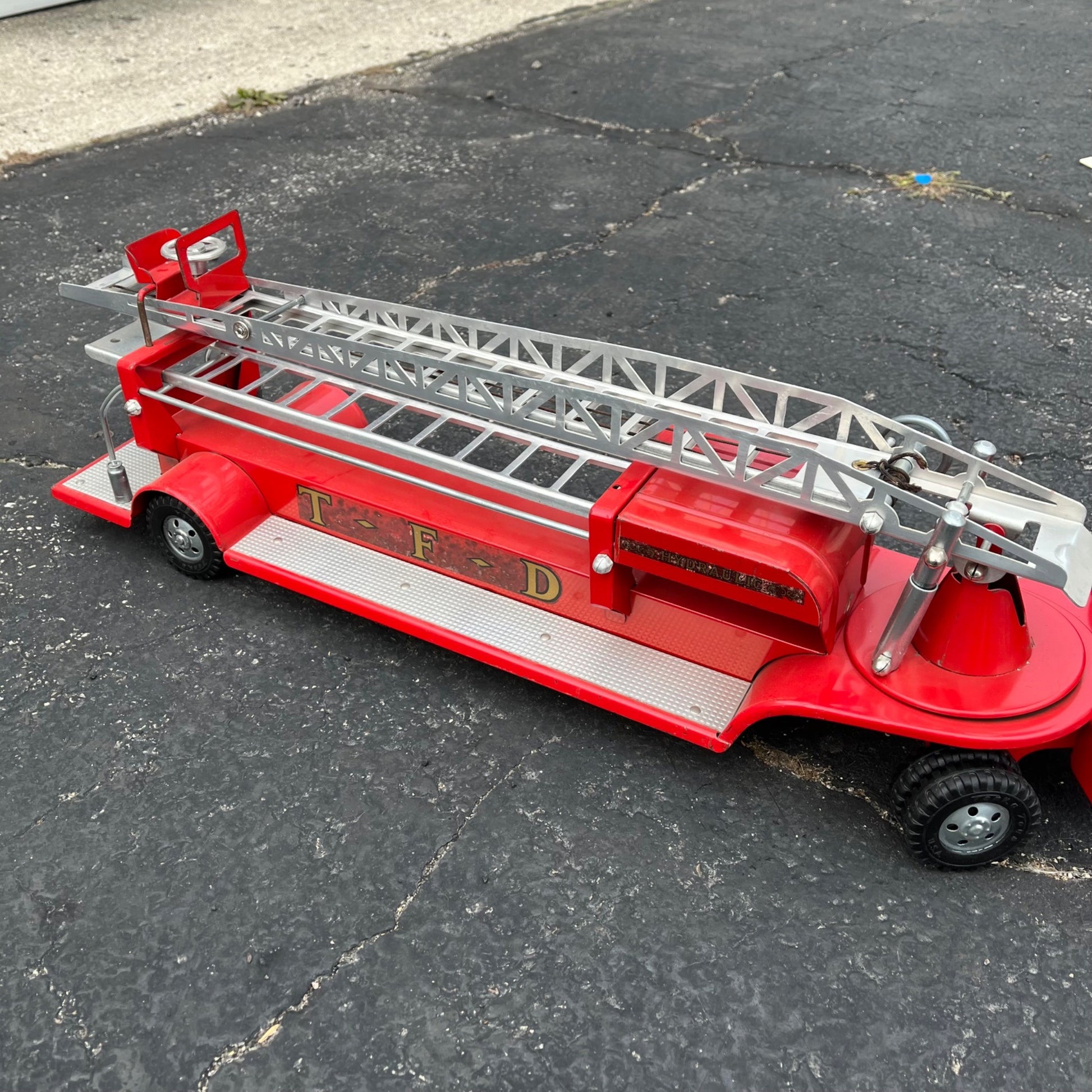 Vintage 1950s Tonka Aerial Ladder Hydraulic Fire Truck # 5 TFD Pressed Steel Toy