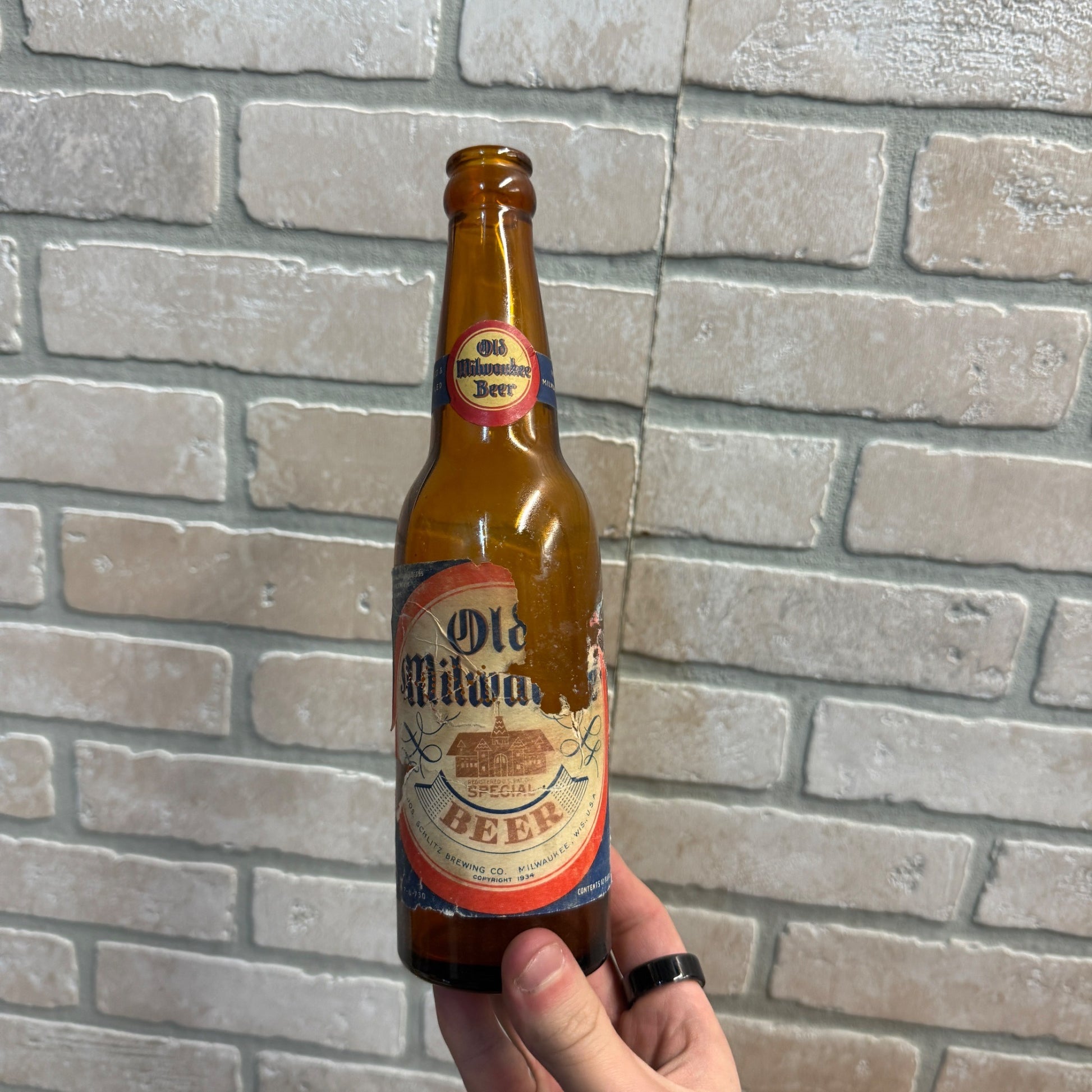 Vintage Old Milwaukee Schlitz IRTP Label Beer Bottle Wisconsin 12oz