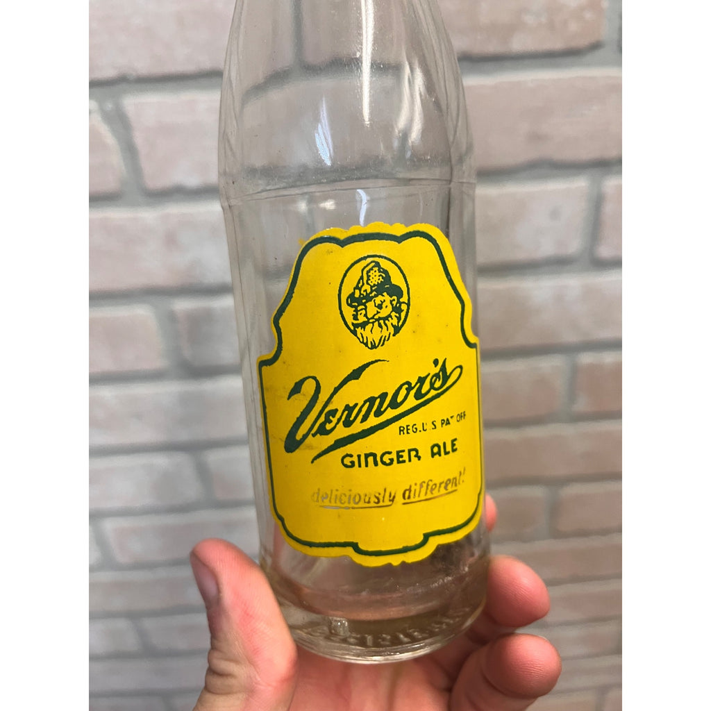 Vernor's Ginger Ale Soda Bottle Elsons Bottling Works Ishpeming MI Michigan ACL