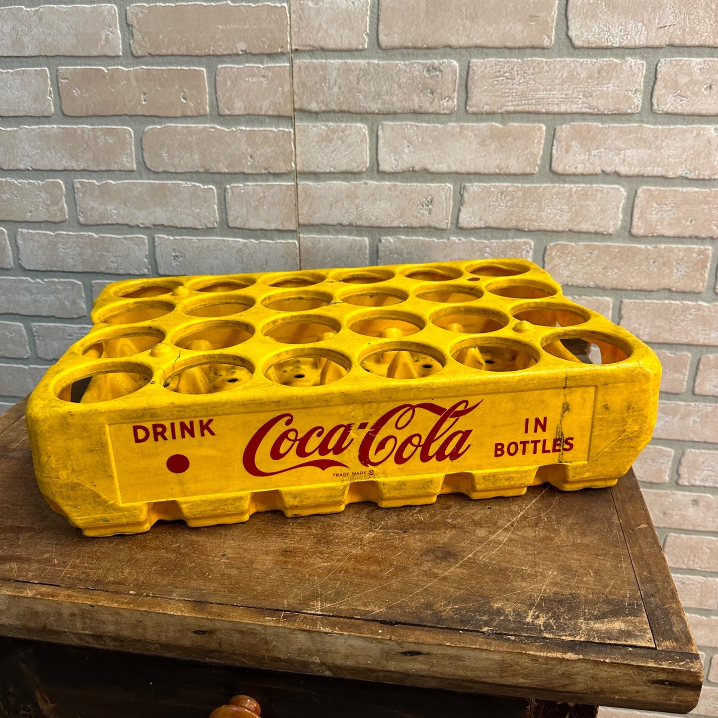 RARE OLD YELLOW DRINK COCA-COLA IN BOTTLES Hard Plastic Carrier for 24 Bottles