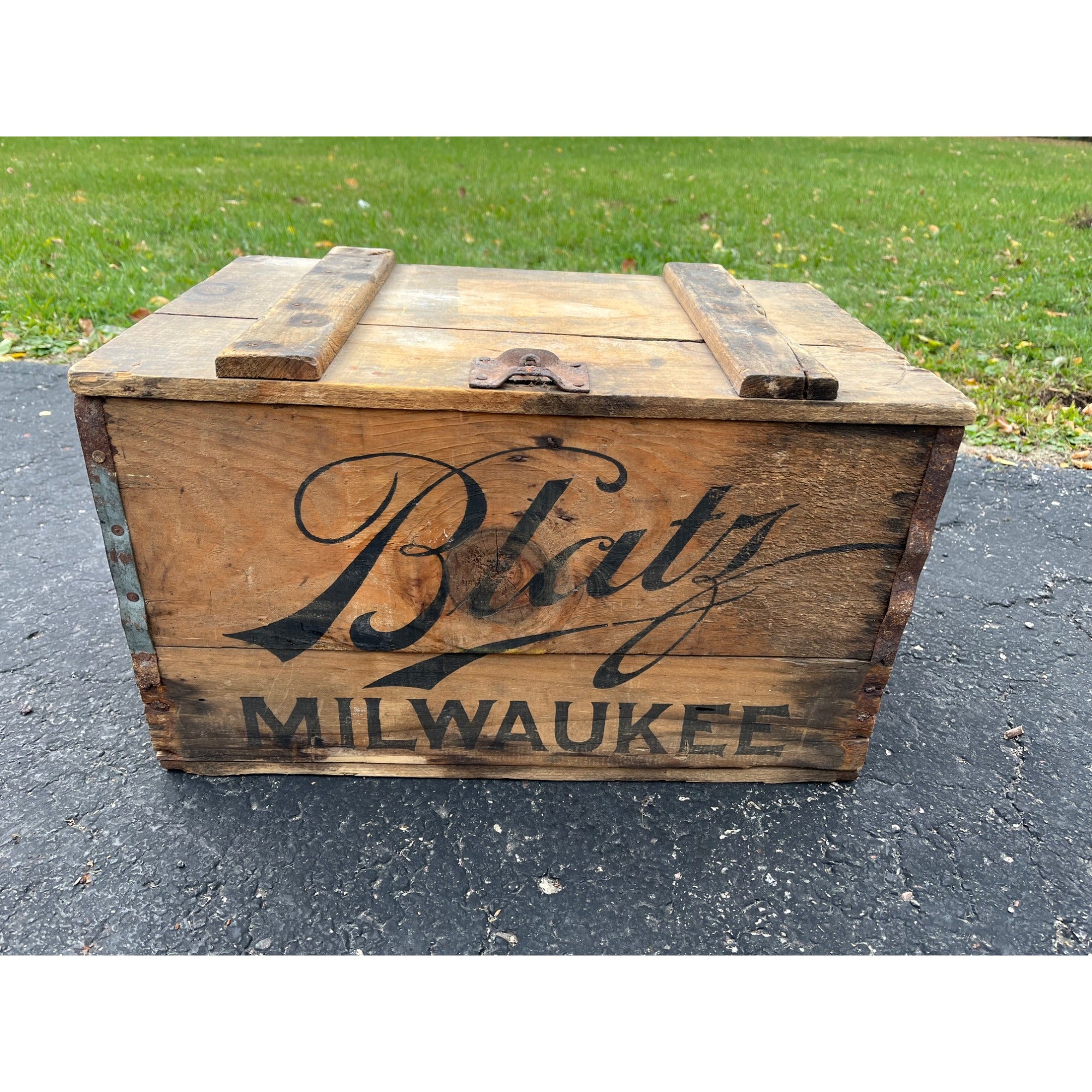 Vintage Blatz Brewing Co. Milwaukee WI Wooden Beer Crate Bottle Case Lidded