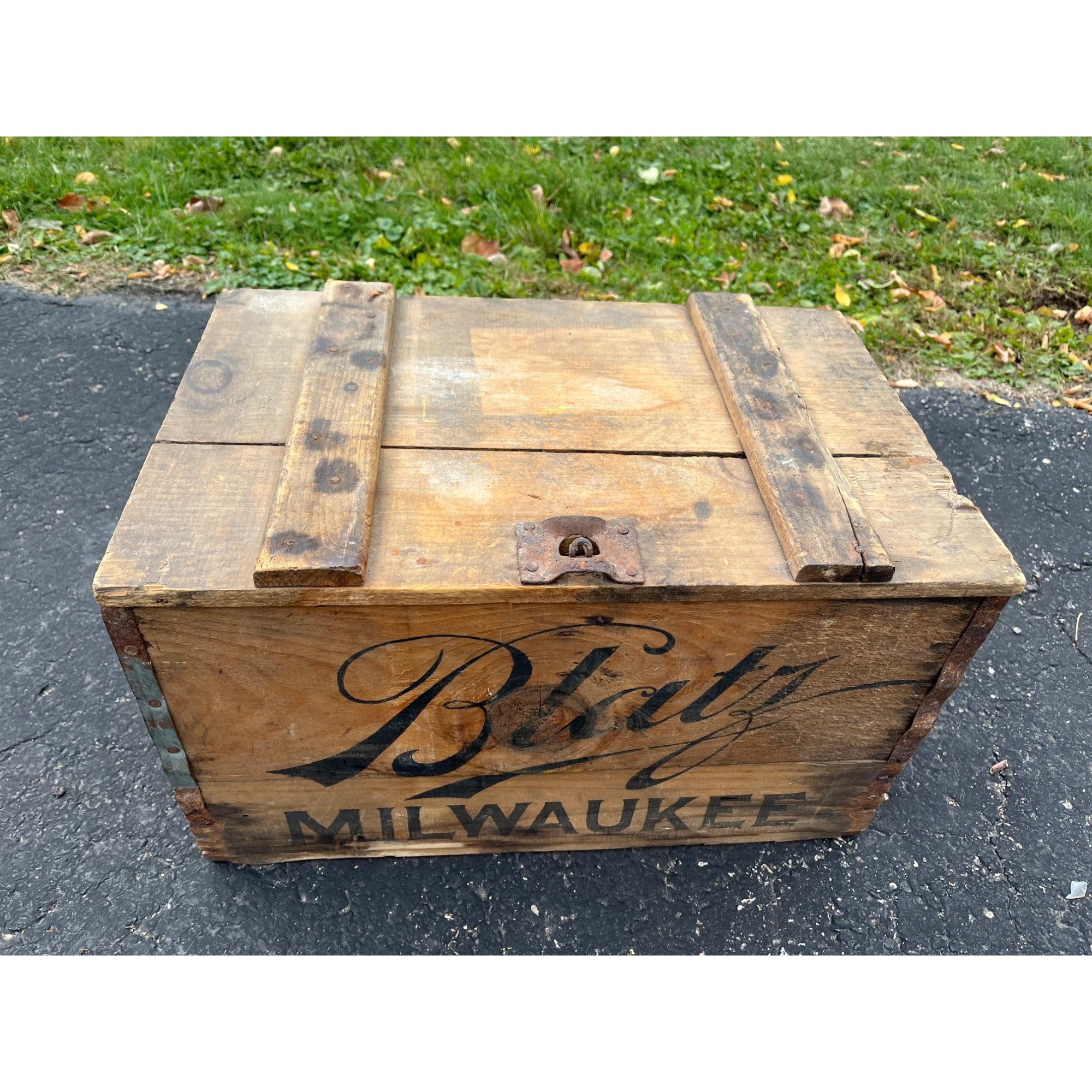 Vintage Blatz Brewing Co. Milwaukee WI Wooden Beer Crate Bottle Case Lidded