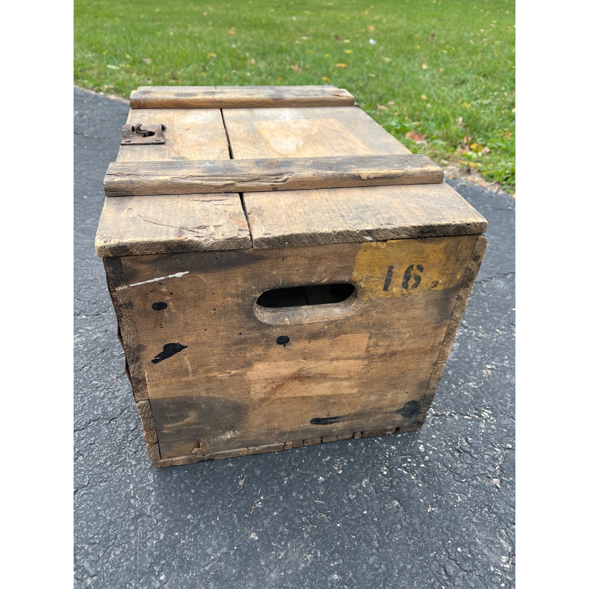 Vintage Blatz Brewing Co. Milwaukee WI Wooden Beer Crate Bottle Case Lidded