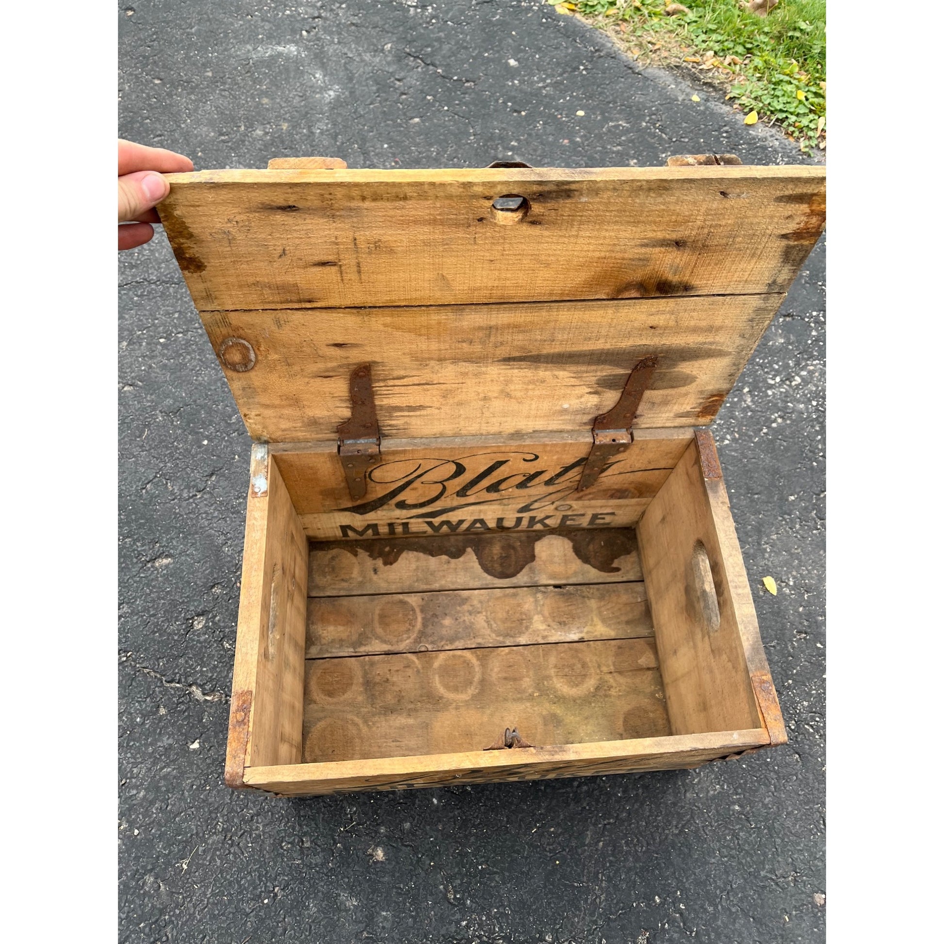 Vintage Blatz Brewing Co. Milwaukee WI Wooden Beer Crate Bottle Case Lidded