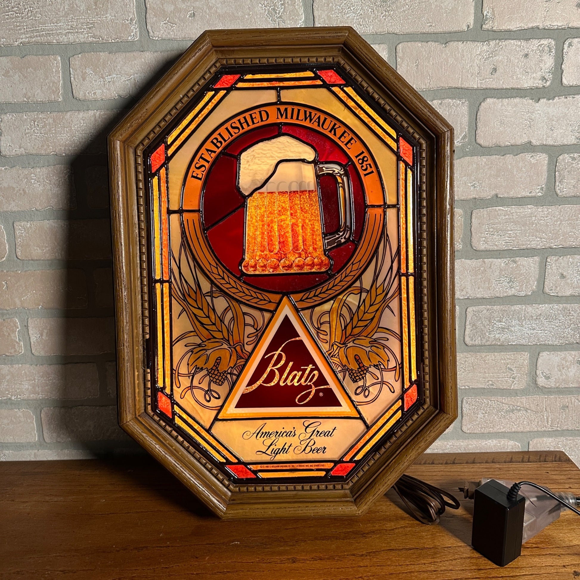 Vintage 1980 Blatz Beer Bubbling Motion Lighted Bar Advertising Sign