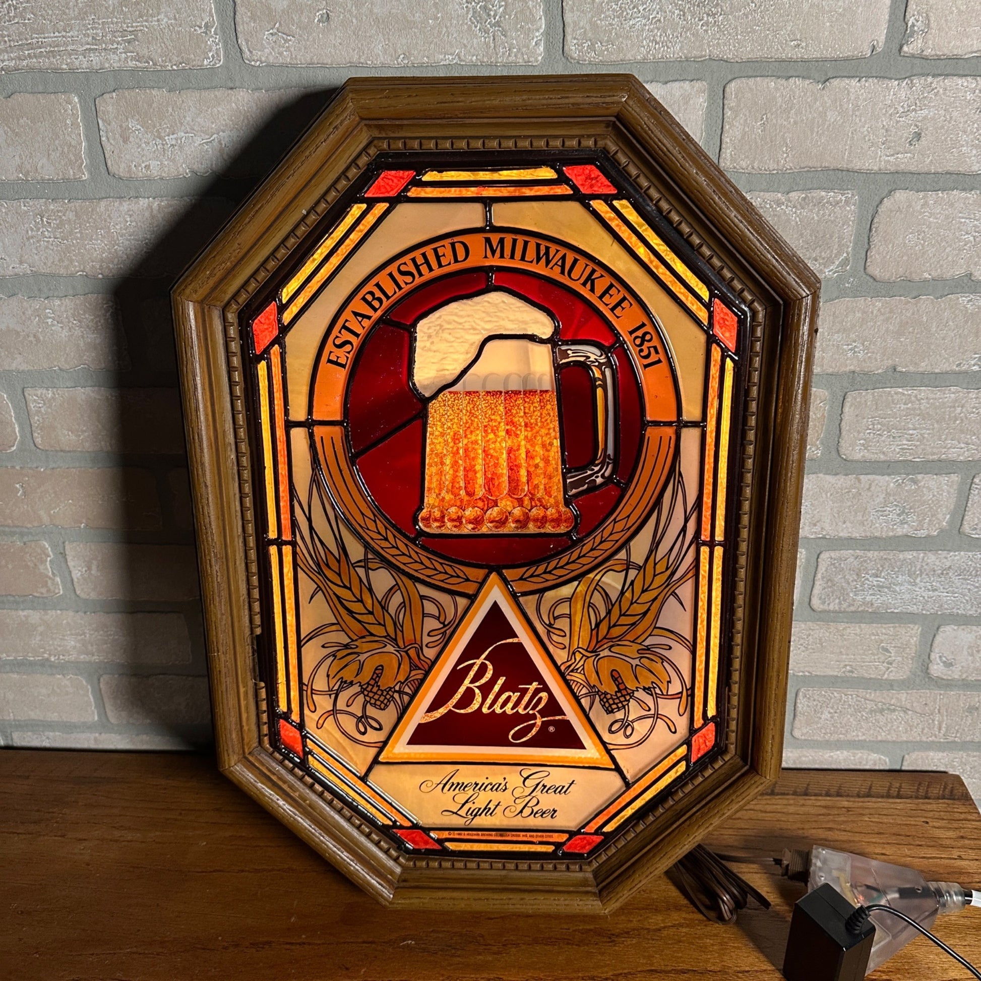 Vintage 1980 Blatz Beer Bubbling Motion Lighted Bar Advertising Sign