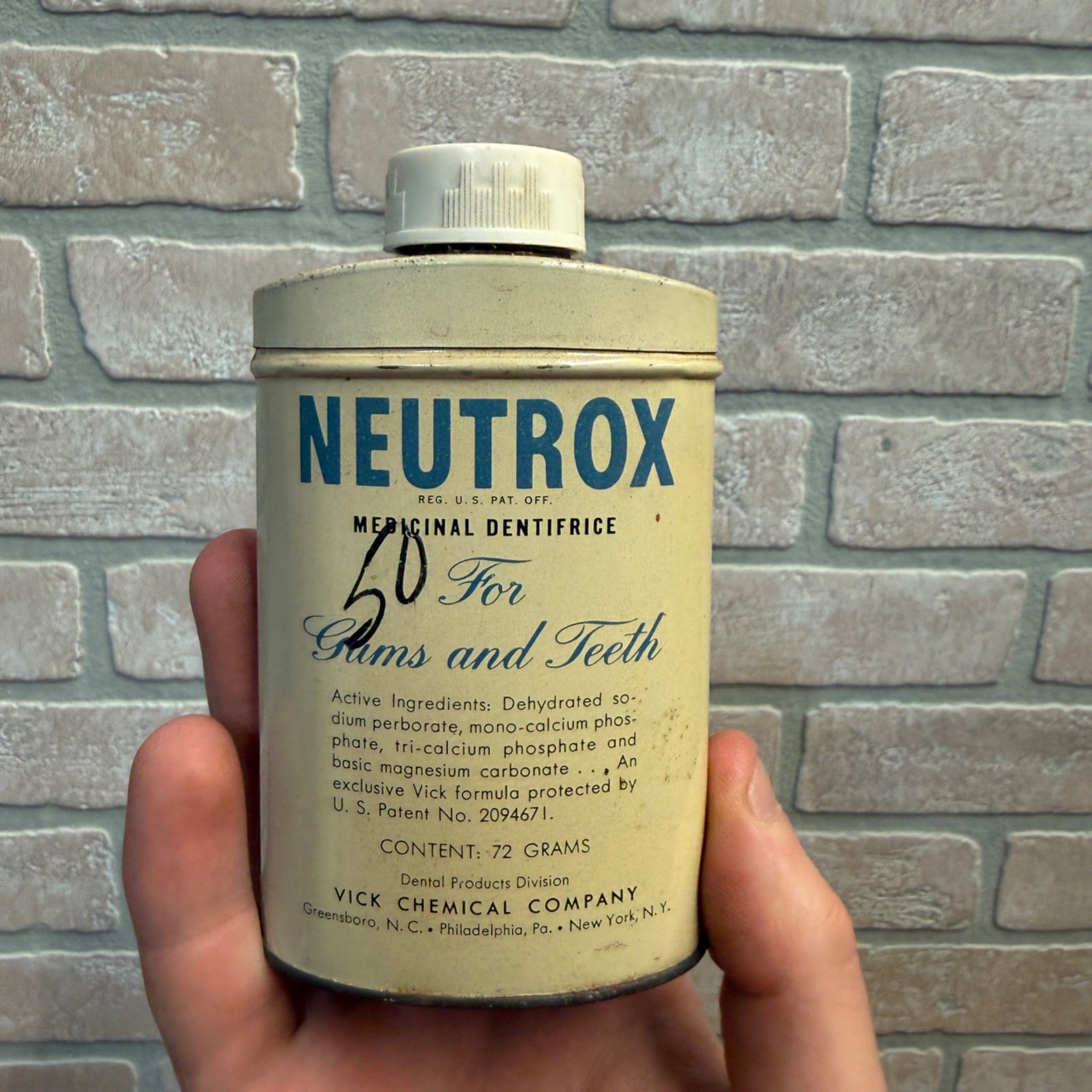 Vintage Vick Chemical Company NEUTROX For Teeth And Gums Collectible Tin