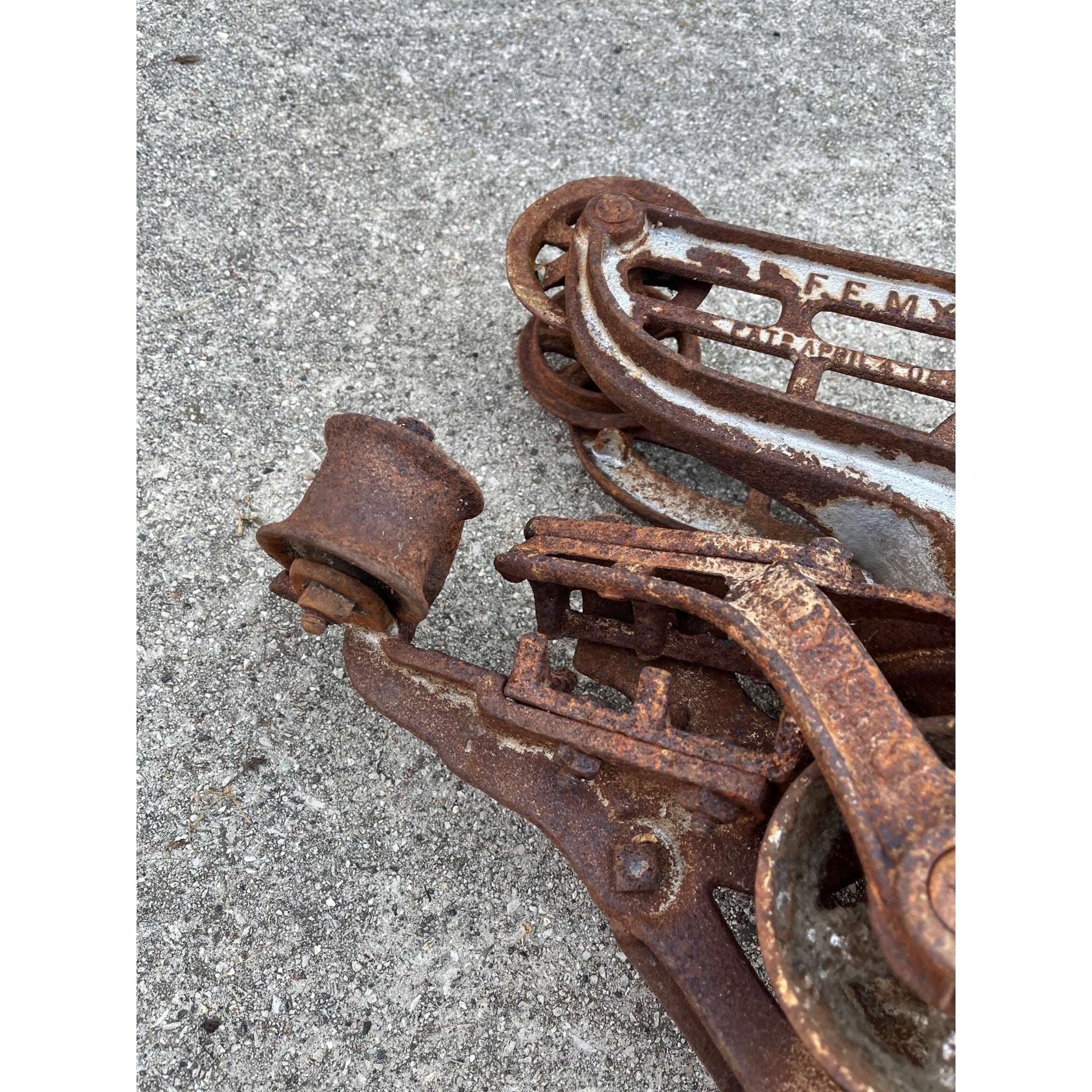 RARE Antique F.E. Myers Sure Grip Cast Iron Farm Hay Trolley Barn Equipment