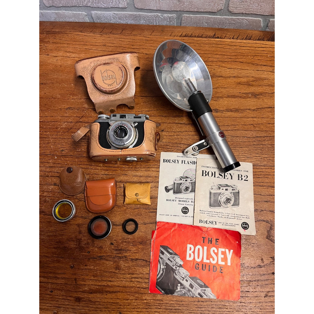 Vintage Bolsey 35MM Model B2 Synchromatic Film Camera With Wollensack 44MM F/32 Lens, Flash & Leather Carrying Case Circa 1949