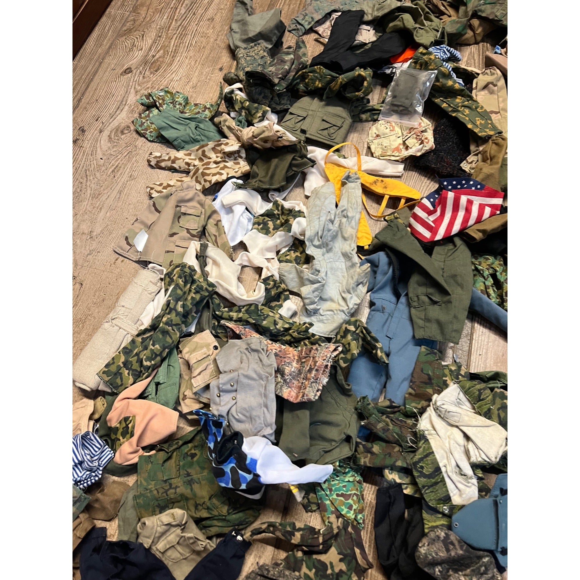 Vintage HUGE LOT G.I. Joe Clothing Outfits & Accessories 12" Action Figures 1/6