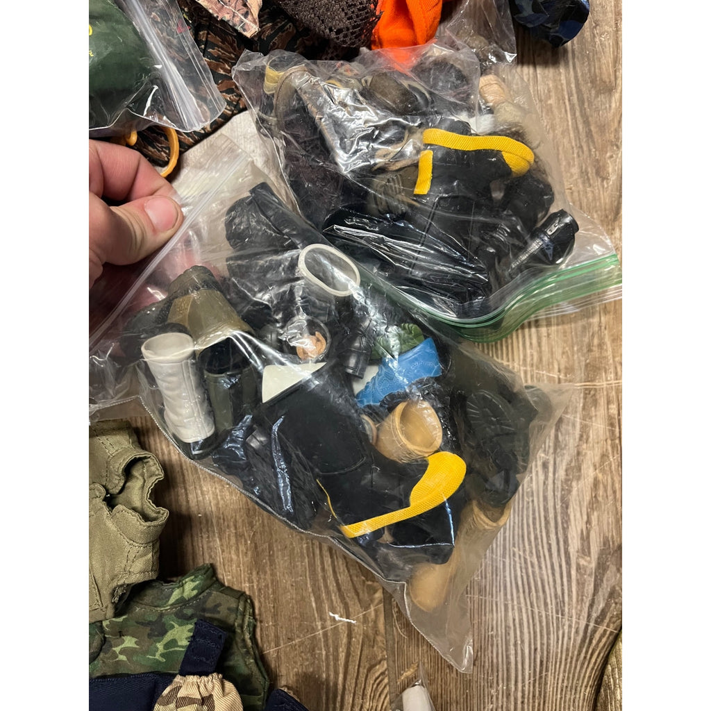 Vintage HUGE LOT G.I. Joe Clothing Outfits & Accessories 12" Action Figures 1/6