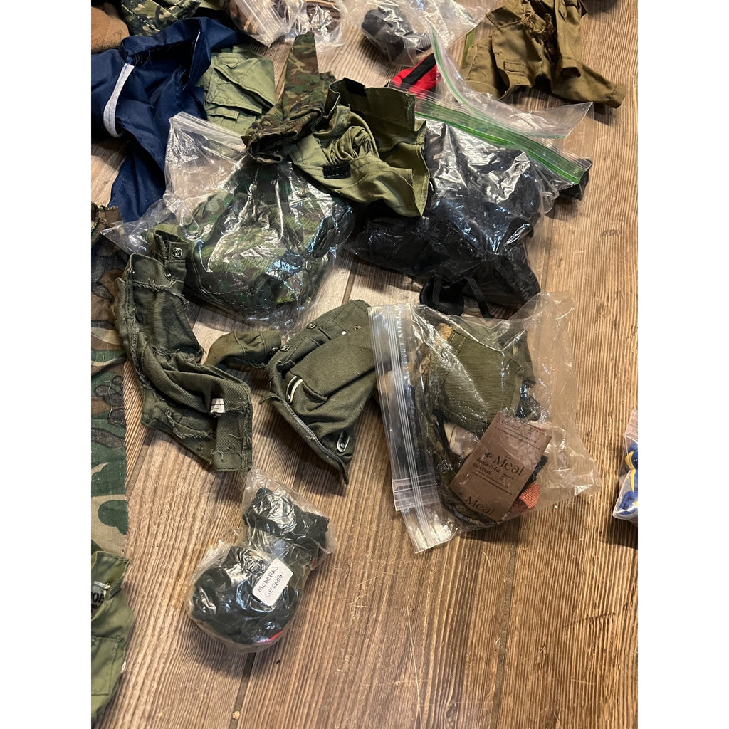 Vintage HUGE LOT G.I. Joe Clothing Outfits & Accessories 12" Action Figures 1/6