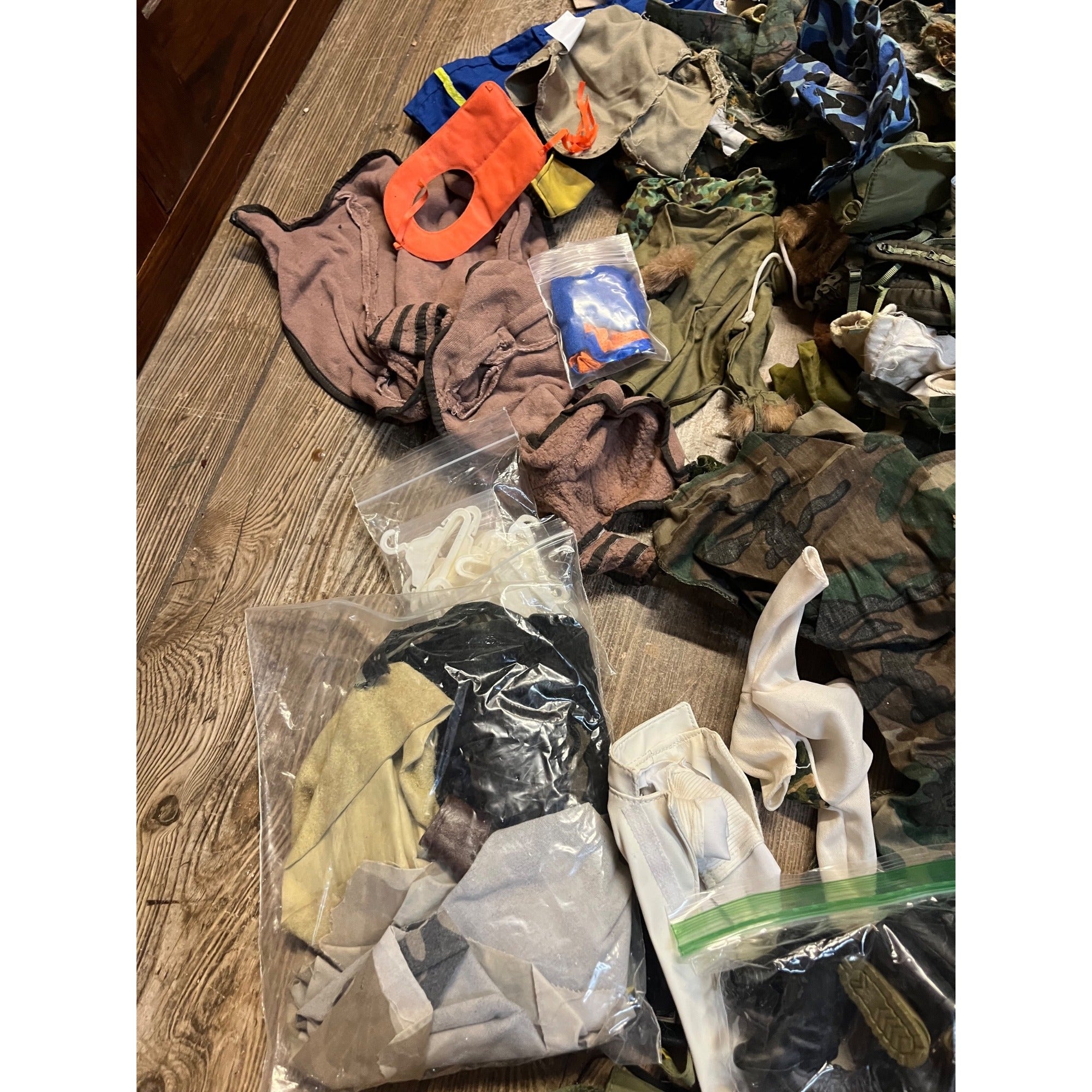 Vintage HUGE LOT G.I. Joe Clothing Outfits & Accessories 12" Action Figures 1/6