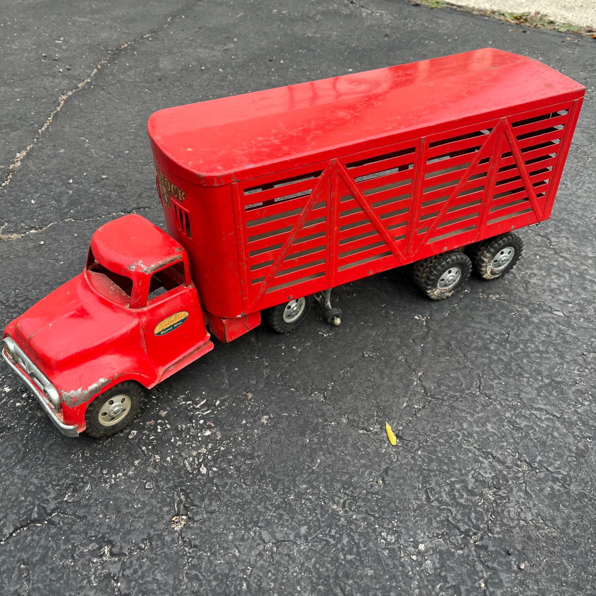 Vintage Tonka Farms Livestock Red Truck Hauler Pressed Steel Toy