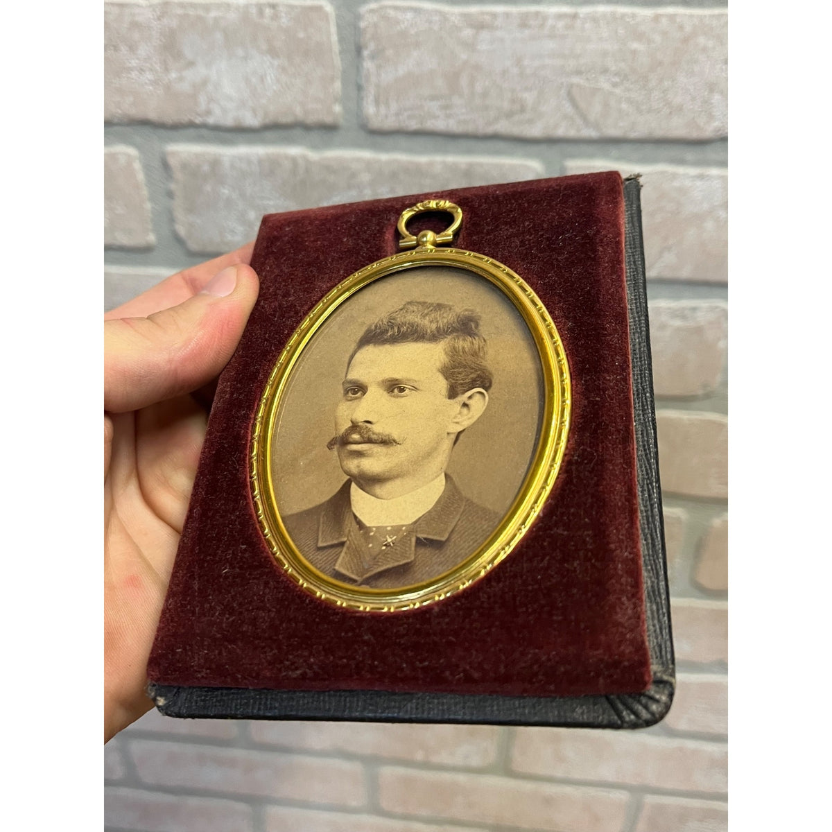 Antique Victorian Tin Gold-Tone Ornate Photograph Photo in Frame w/ Velvet Case