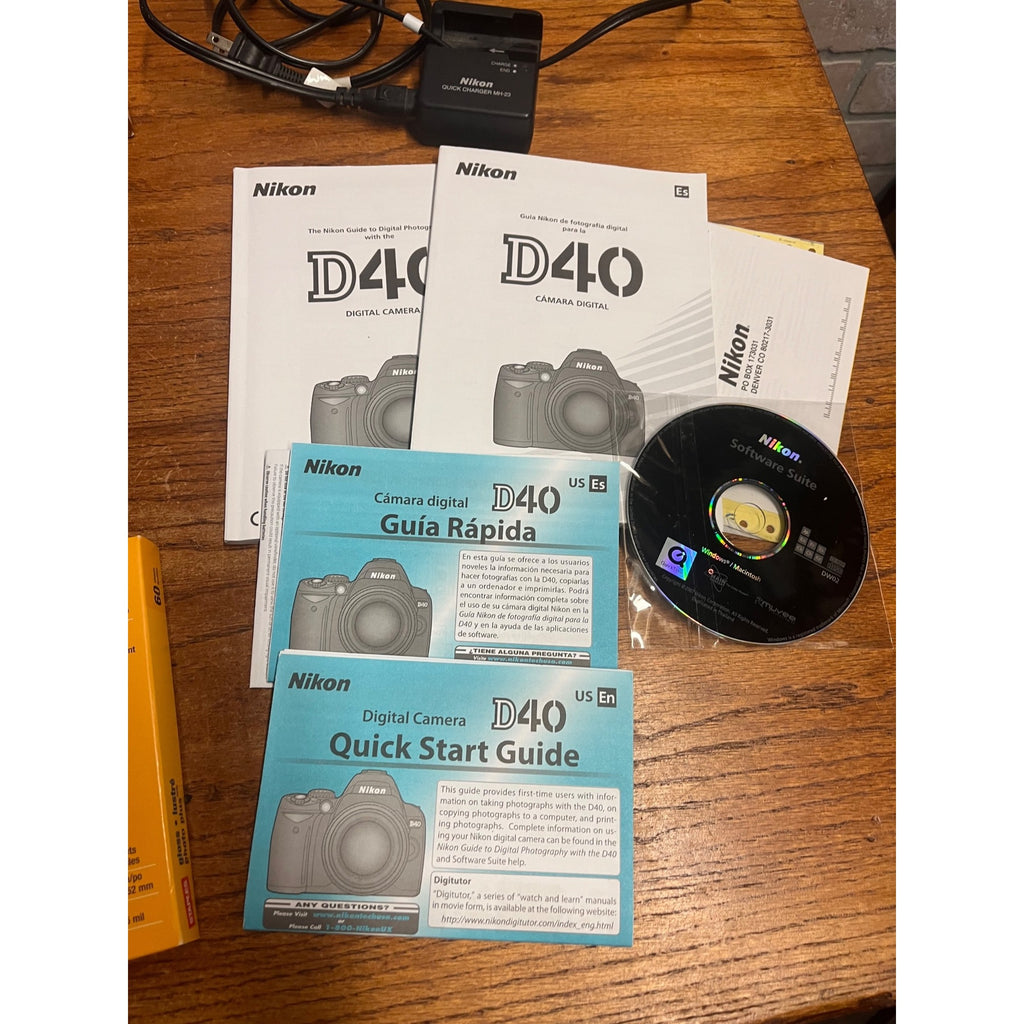 Nikon D40 DSLR Camera Kit AF-S DX Nikkor 18-55mm Lens Manuals & Accessories Box