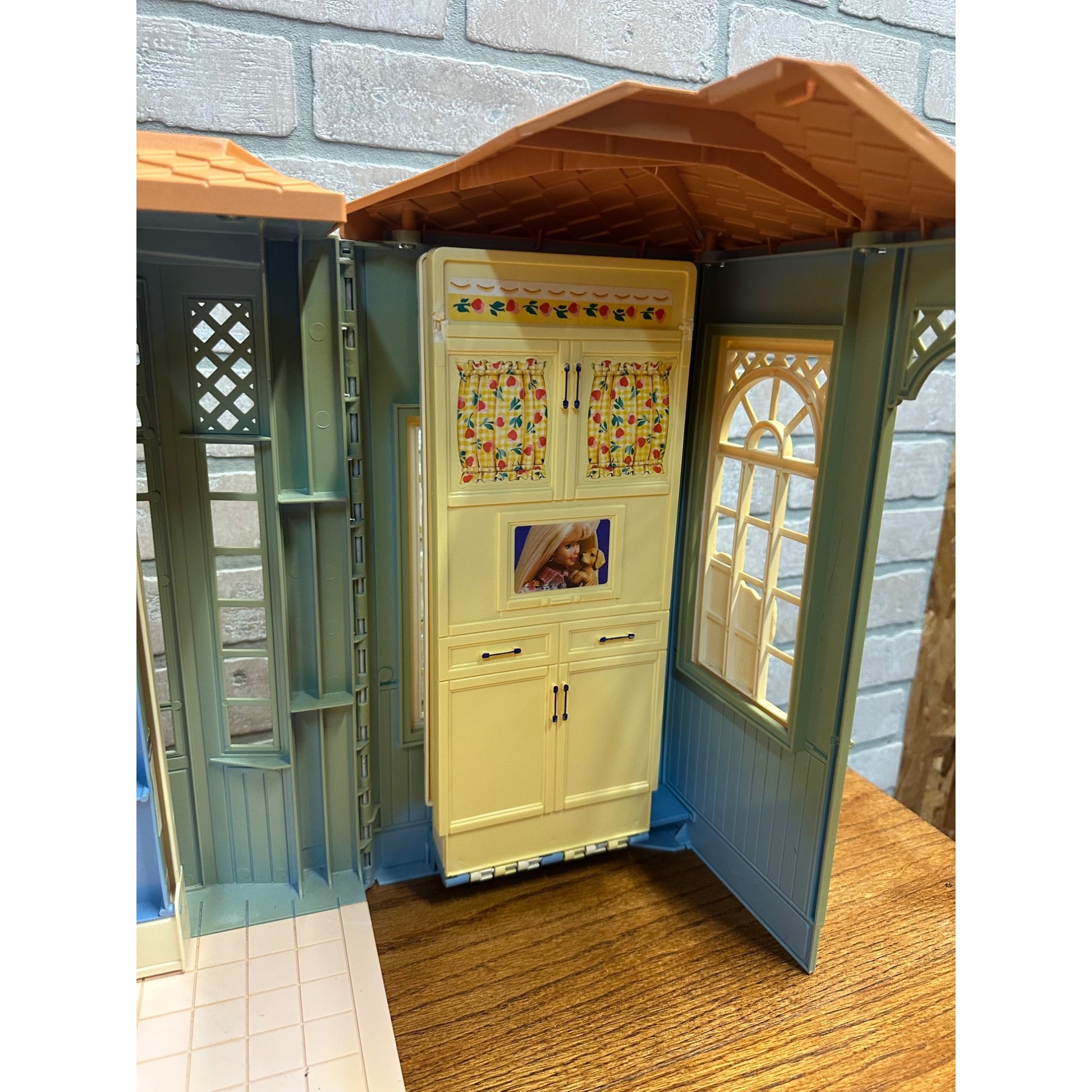 Vintage Mattel Barbie 1998 Fold Out Family Cottage Dollhouse w/ Accessories