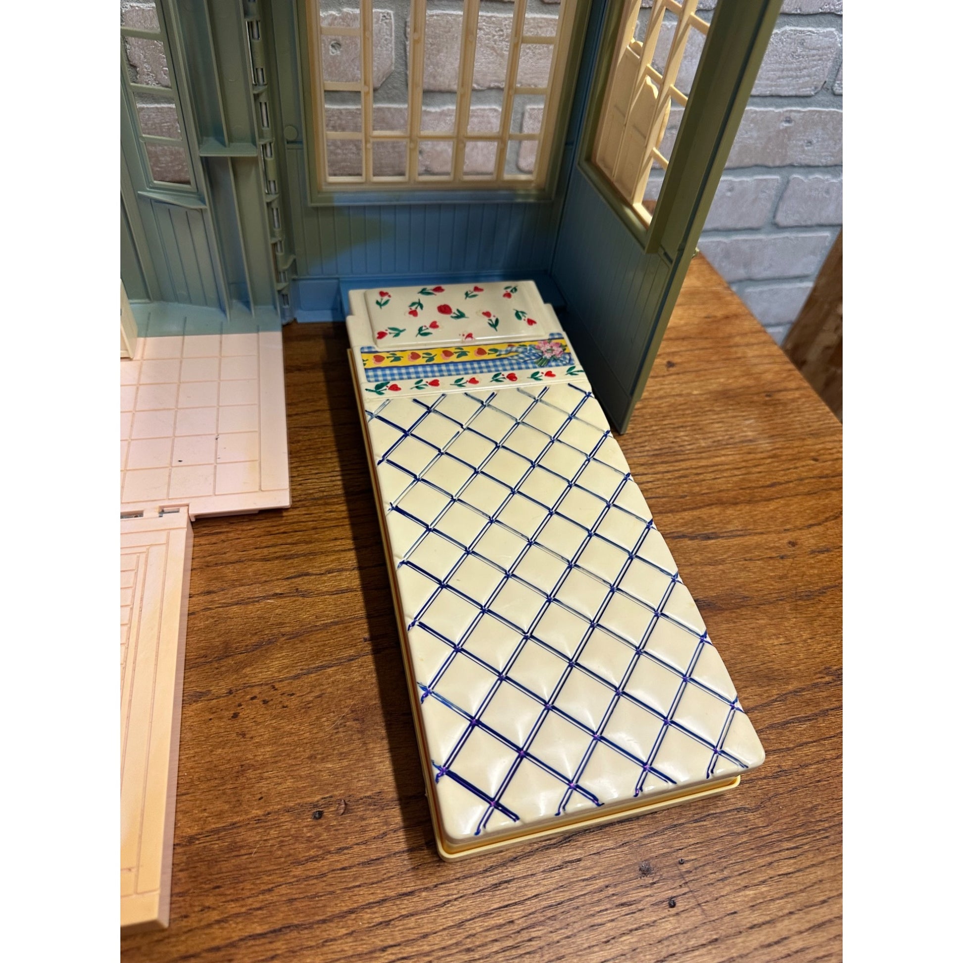 Vintage Mattel Barbie 1998 Fold Out Family Cottage Dollhouse w/ Accessories