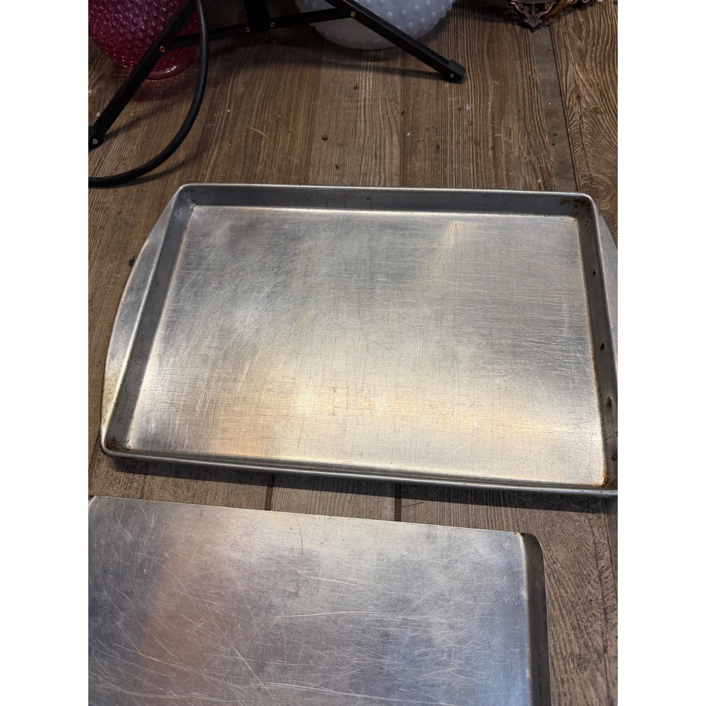 Set Of 5 Vintage Aluminum Baking & Sheet Pans Air Bake, Mirro ++ Mid-Century