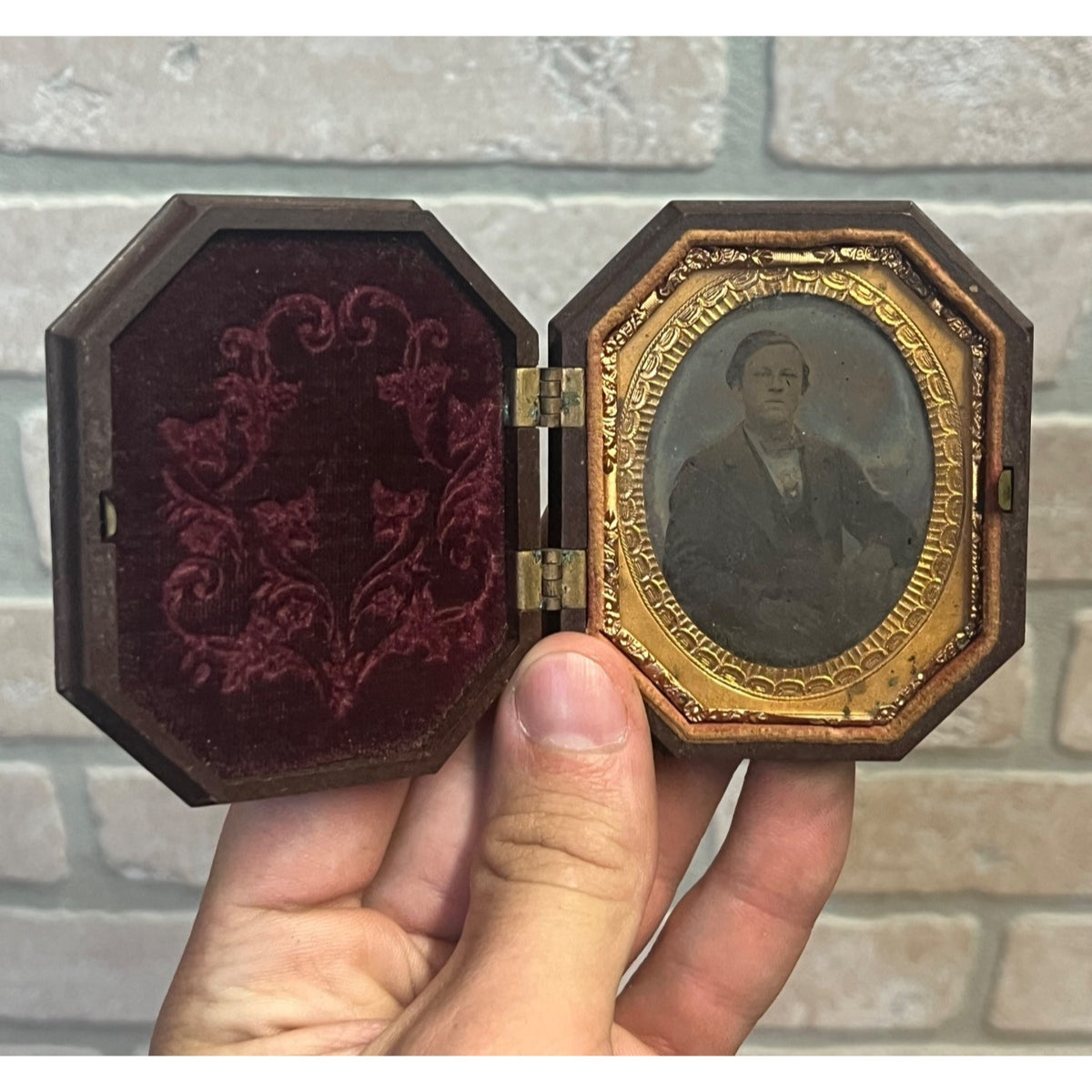 Antique c1855 Ambrotype 1/9 Plate Thermoplastic Union Case Scroll Peck Octagonal