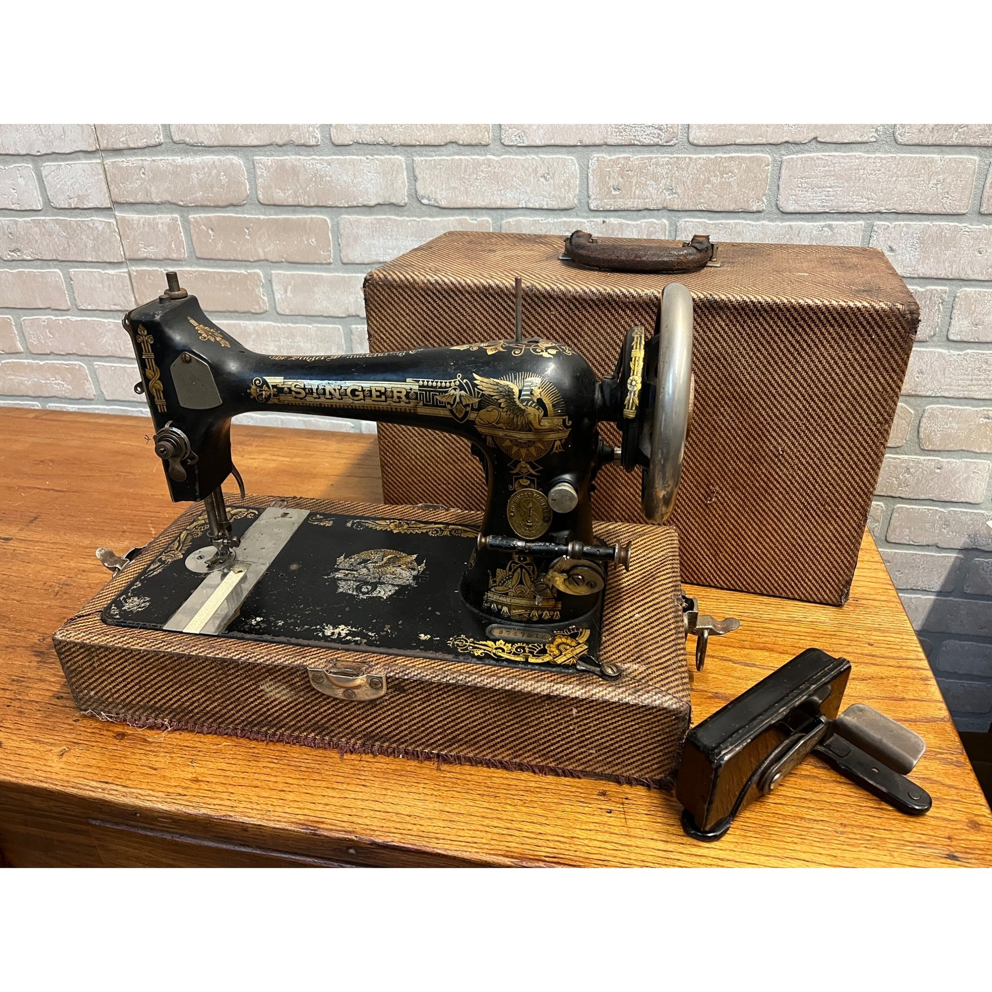 Antique 1904 Model 27 Singer Sphinx Sewing Machine w/ Travel Case