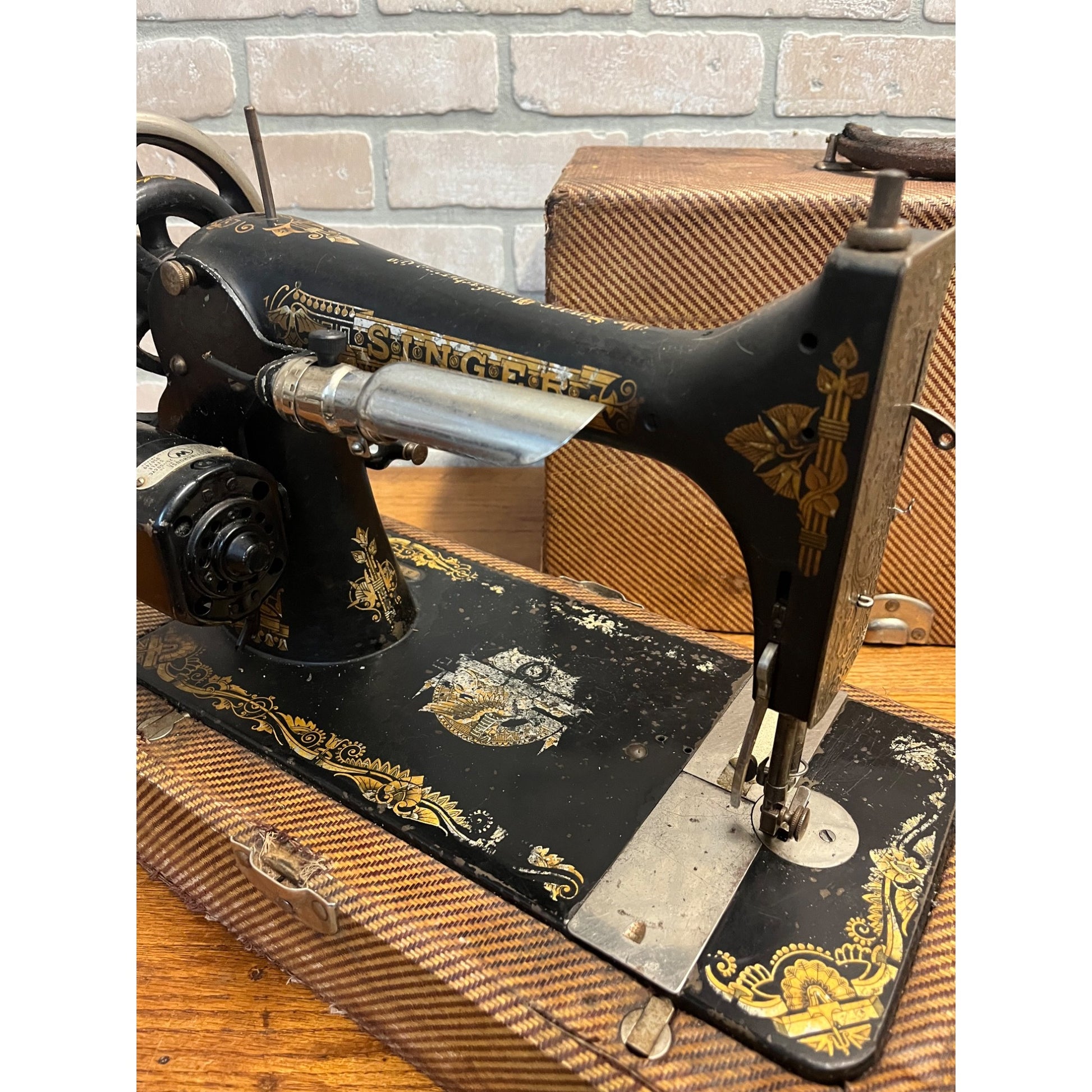 Antique 1904 Model 27 Singer Sphinx Sewing Machine w/ Travel Case