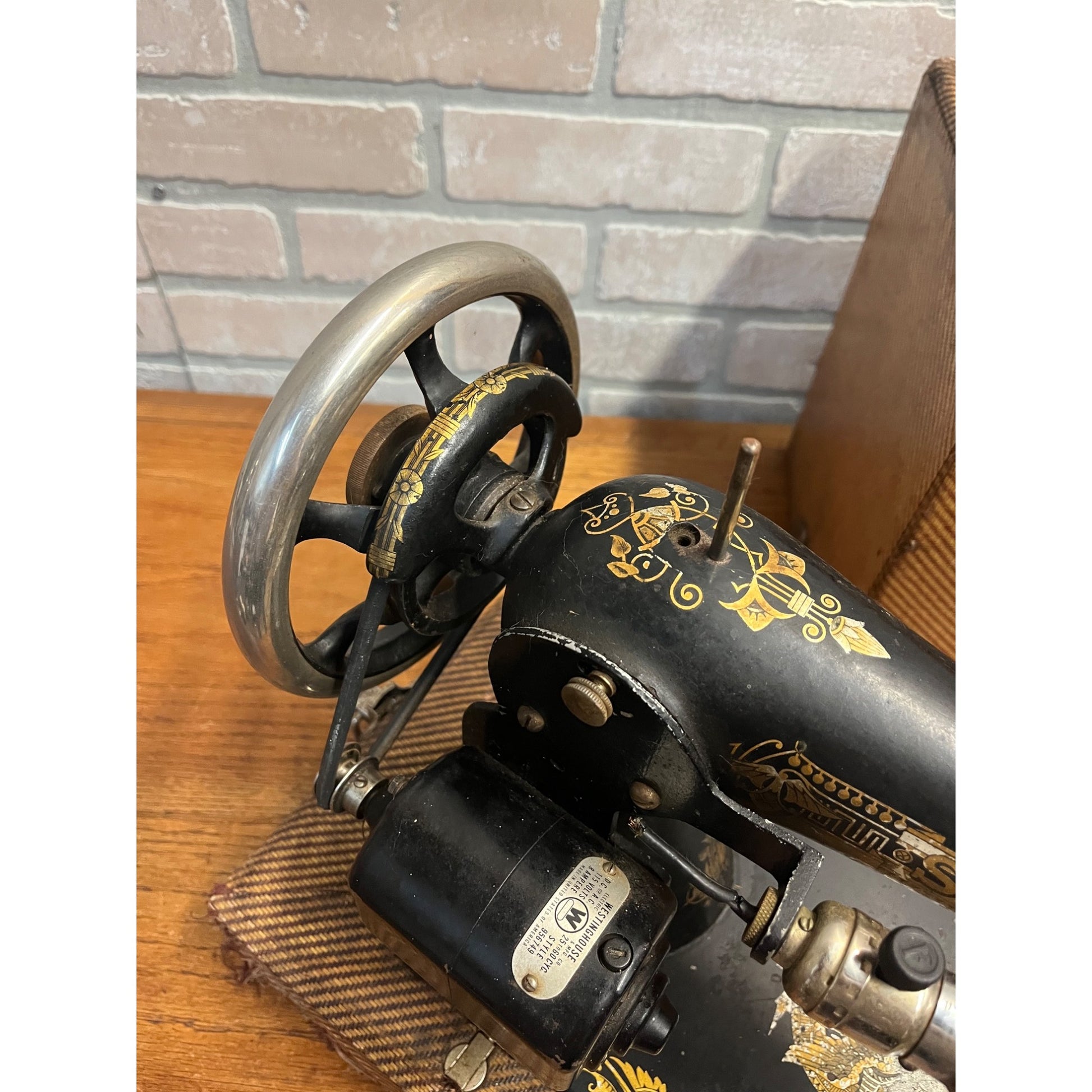 Antique 1904 Model 27 Singer Sphinx Sewing Machine w/ Travel Case
