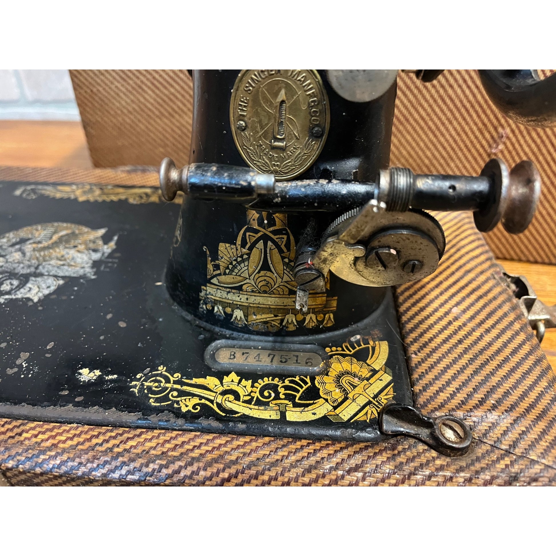 Antique 1904 Model 27 Singer Sphinx Sewing Machine w/ Travel Case