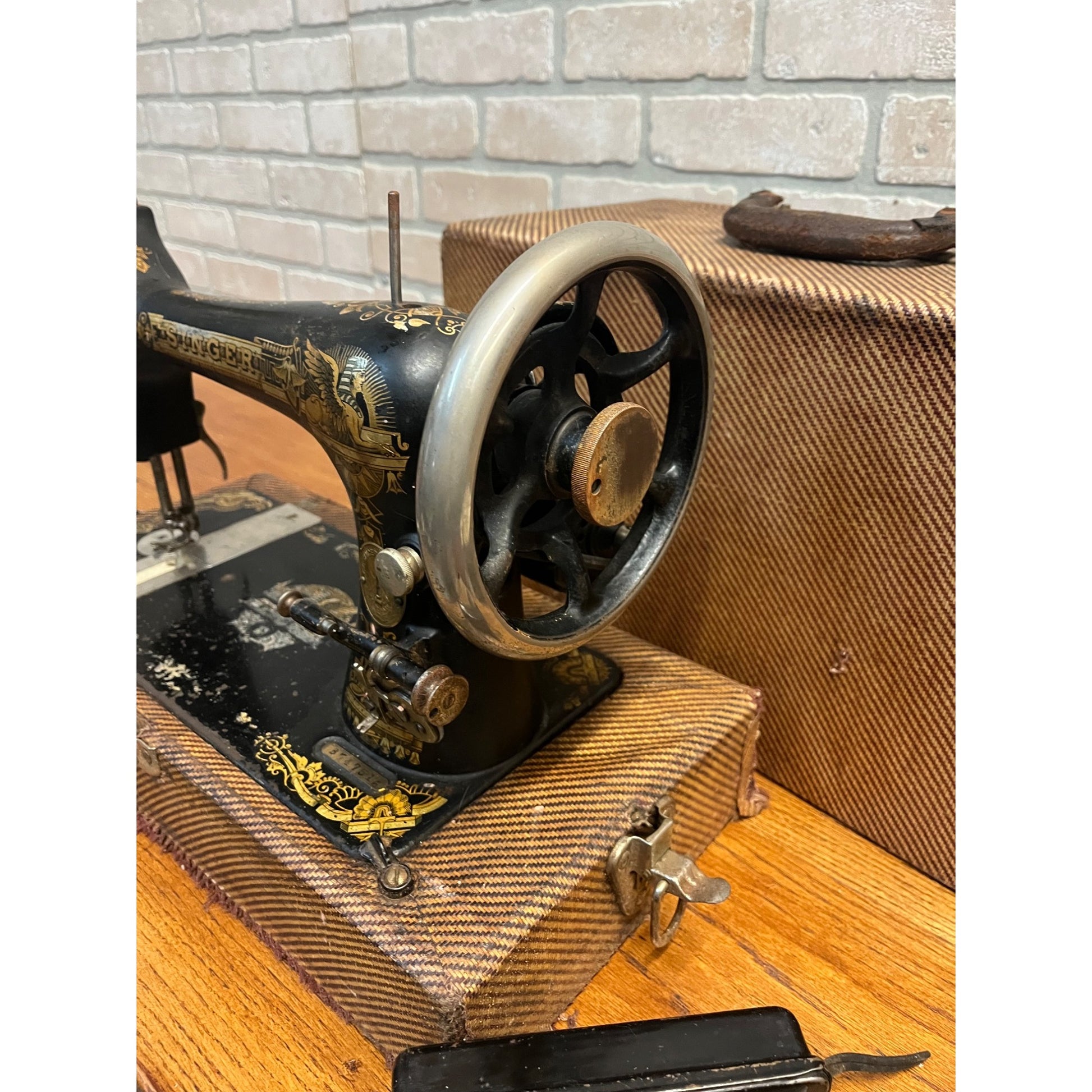Antique 1904 Model 27 Singer Sphinx Sewing Machine w/ Travel Case
