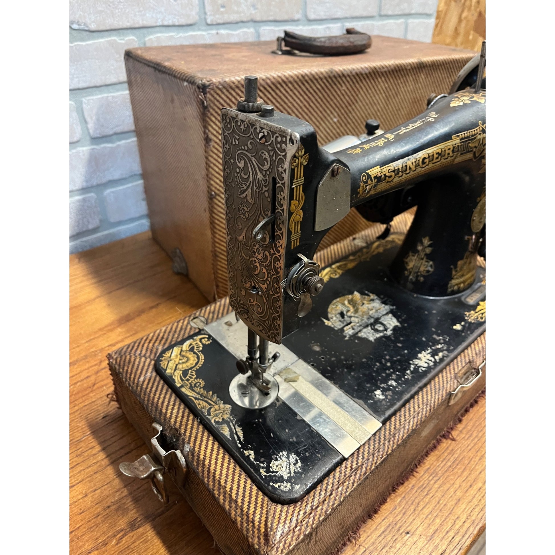 Antique 1904 Model 27 Singer Sphinx Sewing Machine w/ Travel Case