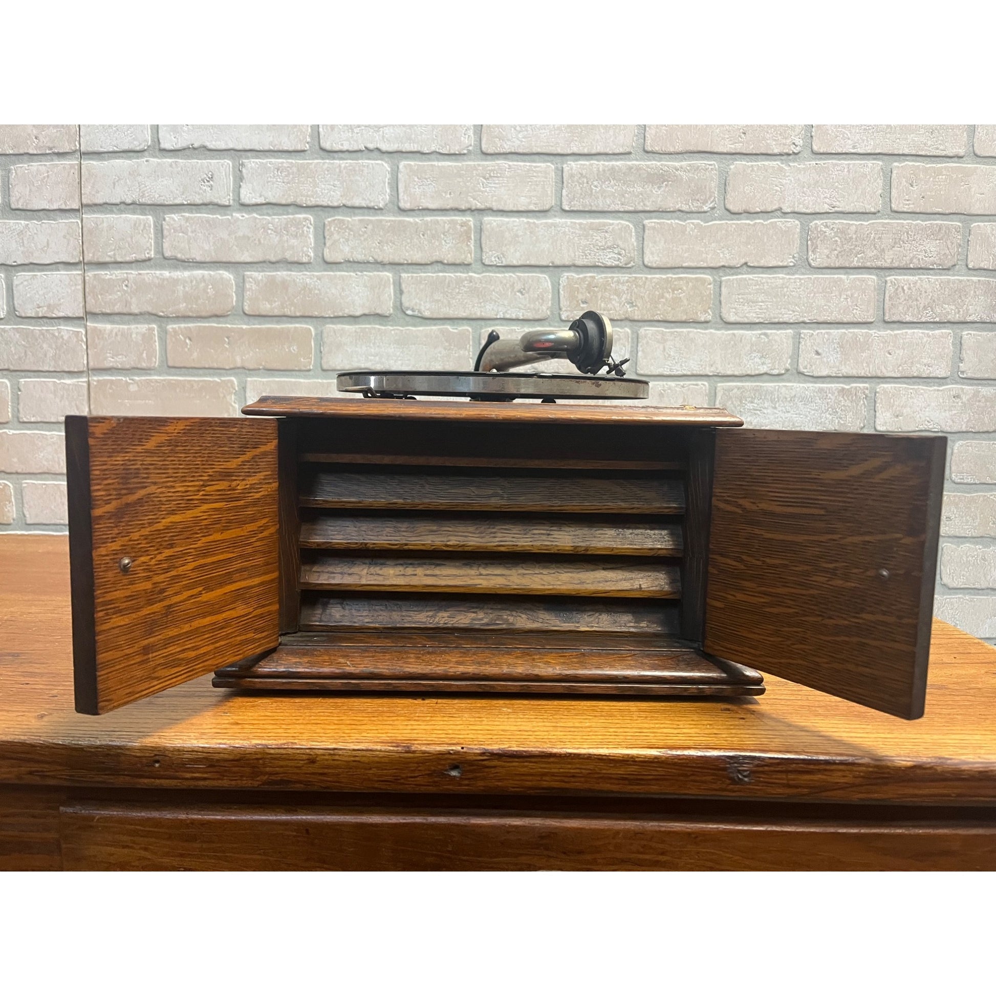 Antique Tabletop Victor Talking Machine Record Player Model VV-IV Works