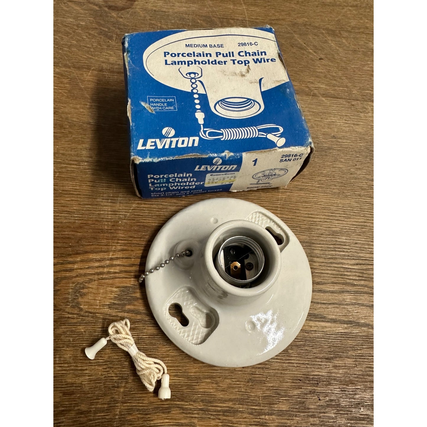 LEVITON PULL CHAIN LAMPHOLDER 29816-C Medium Base Top Wired w/ Box