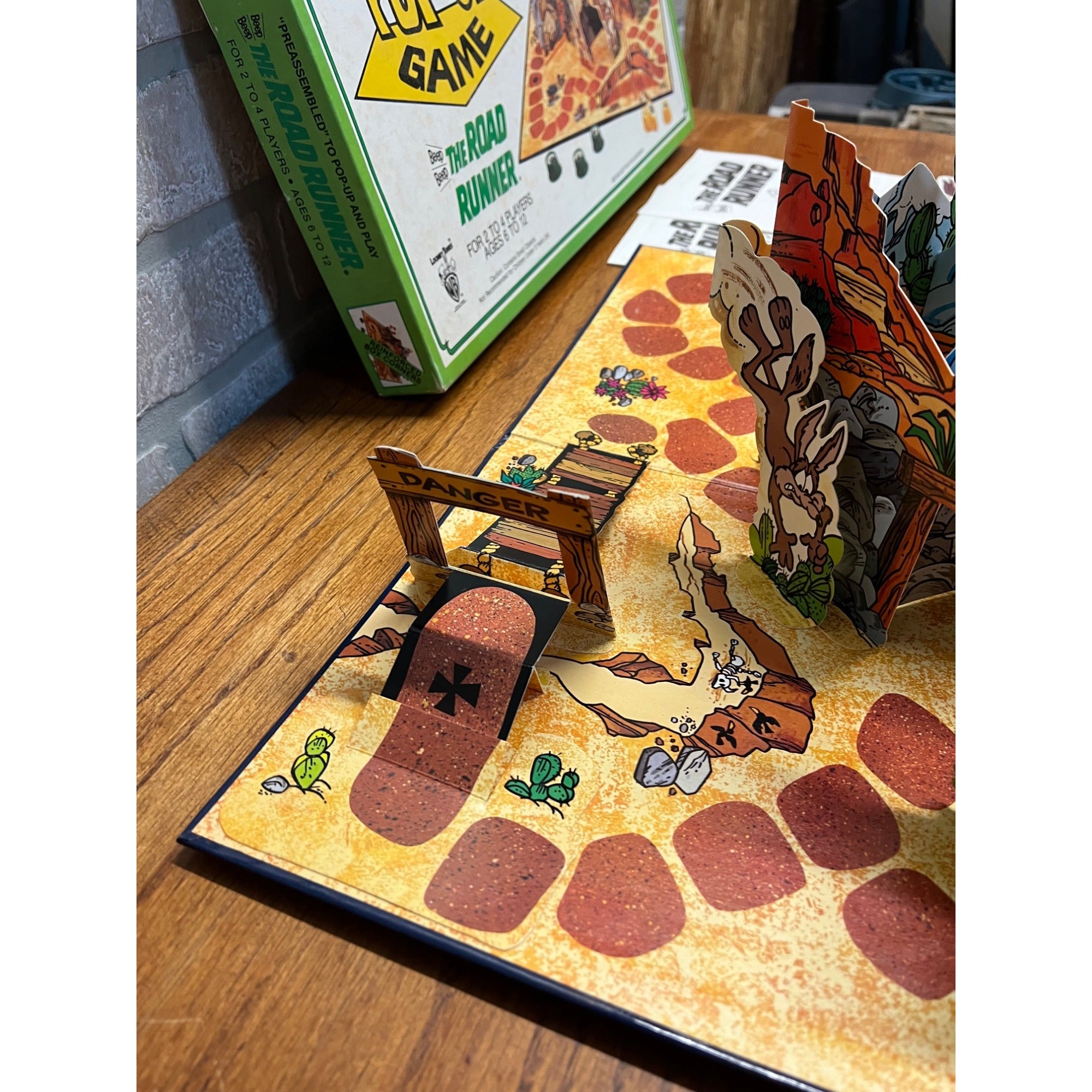 Vintage 1982 Road Runner Pop Up Board Game Warner Bros Looney Tunes Complete